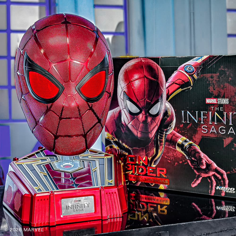 目のまばたきも完全再現！実際に被れる「アイアン・スパイダー